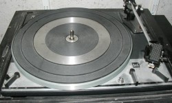 Dual 1216 Pikap Teknik Özellikler Model: Dual 1216 pikap Desteklediği Devir: 3 Devir 33,45 ve 78 Başlangıç Kontrolü: Evet Otomatik Kol Hareketi: Evet Anti-Skating Kontrolü: Evet Motor: 4 kutuplu senkronize motor Güç Aktarım Türü: Tekerlek ile aktarım Plato: 1.4kg Devir Kontrolü: Evet % +/- 6 Kol: Sabit yapılı kol Kullanılabilecek İğneler: Özel çıkabilir kafa. 1...
