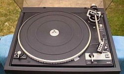 Dual 1245 Pikap Teknik Özellikler Model: Dual 1245 pikap Desteklediği Devir: 2 Devir 33 ve 45 Başlangıç Kontrolü: Evet Otomatik Kol Hareketi: Evet Anti-Skating Kontrolü: Evet Motor: 8 Kutuplu asenkron motor Plato: 1,3kg Devir Kontrolü: Evet % +/- 6 Kol: Pivot yapılı kol Kullanılabilecek İğneler: Özel çıkabilir kafa. 5,5 ila 10 gram’lık iğneler kullanılabilir. İzleme...