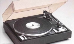Dual 1249 Pikap Teknik Özellikler Model: Dual 1249 pikap Desteklediği Devir: 2 Devir 33 ve 45 Başlangıç Kontrolü: Evet Otomatik Kol Hareketi: Evet Anti-Skating Kontrolü: Evet Güç Aktarım Türü: Kayışlı Belt Drive Motor: 8 Kutuplu asenkron motor Plato: 1,3kg Devir Kontrolü: Evet % +/- 6 Kol: 4 noktadan bağlı Gimbal yapılı kol Kullanılabilecek İğneler: Özgün...