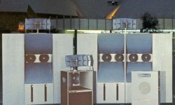 Altec Voice of the Theatre 1978 Altec firmasının 1978 yılında ürettiği Voice of the Theatre sistemleri. Arka bölümde efsanevi A4 ve A2 modelleri görülüyor. Benzer YazılarPlak Var, Pikap Var, Güzel Var, Daha Ne Olsun 3Tannoy HornStrathclyde STD305M. Resim 3BOSE 301