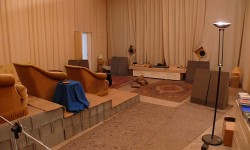 PHY HP’den Bernard Salabert Bölüm II Birinci Bölüme Ulaşmak İçin Tıklayınız Salabert’in uçlarda gezinen dinleme odası, hem kendisi hemde ziyaretçilerine benzersiz sürücülerini dinlemek için alışılmadık bir fırsat sunuyor. Biraz içbükey form verilmiş duvara monte edilmiş sürücüler, bronz yataklar ve kum ile doldurulmuş bölmelerde bulunuyor. Bu ilginç mağara görünümlü dinleme odasının, farklı şekillerde oluşturulmuş beton yapısı ile...