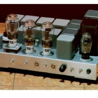 Single Ended Triode’ların Tarihçesine Kişisel Bir Bakış Bölüm III Son sayımıza gelen yazılardan anlayabildiğim kadarı ile Single Ended Triode Tarihçesi oldukça ilgi ile takip edilen bir bölüm haline gelmiş. Buna gerçekten çok sevindiğimi belirtmek isterim. Oldukça fazla sayıda kaynak araştırarak hazırlamaya çalıştığım bu yazılar, dönemin önemli kişilerini, önemli ürünlerini ve önemli tarihsel olaylarını içeriyor. Bugün herhangi bir dilde Single...