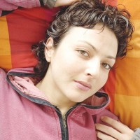 Ahu Ünalp ile kısa bir sohbet Hakan Cezayirli:Merhabalar Ahu Hanım, öncelikle Mikrop Gramofon ile röportajımıza başlayalım. Eminim çok kez sorulmuştur; bir kez daha tekrarlamamızın umarım sakıncası yoktur. Mikrop Gramofon ismi nereden geliyor? Ahu Ünalp: Merhaba, evet bu en çok sorulan sorulardan biridir… Mikrop, hem yaramaz, hem çok sevimli… Sık kullandığım bir tabir… Mikrop; hem zararlı,...