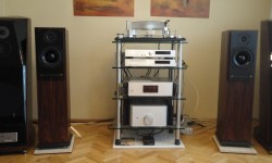 ATC SCM 20 Bölüm III İkinci Sayfaya Ulaşmak İçin Tıklayınız Kullanılan amplifikatörler Audio Analog Maestro, Micromega 20 ve 4000 CD, 30 CD pre-power, Cairn KO2- nitro ve CD ile Electrocompaniet ECI 5 oldu. Kablolar ve interconnectler Van den Hull idi. İlk izlenimde hemen söylemeliyim ki ATC pasiflerin her zaman zor sürülür ve amplifikatör beğenir ünü...