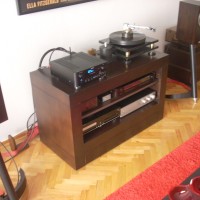 TEAC CR-H500NT Bölüm I Stereo Mecmuası’nda bu sayımızda ilk kez TEAC firmasından bir ürünü konuk ediyoruz. TEAC bir çok kişinin yakından tanıdığı bir firma. Firma 4 ana grubu bünyesinde toplamış. Profesyonel pazara yönelik ürünler üreten TASCAM’ın yanında, tüketici elektroniği pazarına yönelik ürünler TEAC markası altında, üst uç sınıf hifi ürünleri Esoteric markası altında pazarlanıyor....