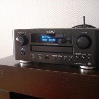 TEAC CR-H500NT Bölüm II Cihazın sol tarafından itibaren açma kapama düğmesi, kulaklık çıkışı, mini jack girişine yer verilmiş. Bunun yanında birazdan bahsedeceğim USB girişi, kaynak girişi, ileri geri kontrol tuşları bulunuyor. Sağ tarafta ise çalma, durdurma, çekmece açma gibi fonksiyon tuşlarına yer verilmiş. Fonksiyon tuşları seçilen kaynağa göre görev yapıyor. Örneğin CD konumundayken çekmece...