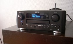 TEAC CR-H500NT Bölüm II Cihazın sol tarafından itibaren açma kapama düğmesi, kulaklık çıkışı, mini jack girişine yer verilmiş. Bunun yanında birazdan bahsedeceğim USB girişi, kaynak girişi, ileri geri kontrol tuşları bulunuyor. Sağ tarafta ise çalma, durdurma, çekmece açma gibi fonksiyon tuşlarına yer verilmiş. Fonksiyon tuşları seçilen kaynağa göre görev yapıyor. Örneğin CD konumundayken çekmece...