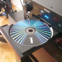 TEAC CR-H500NT Bölüm III İkinci Bölüme Ulaşmak İçin Tıklayınız Gelelim benim en çok kullandığım özelliklere. CD çalar ve pikap katı. İlk önce pikap katı. Cihaz üzerindeki pikap katı MM (Moving Magnet) pikap kafalarına destek veriyor. İşin acayip tarafı son derece başarılı olduğunu söylemem gerekli. İlk adımda bu başarılı sonuçların pikaptan kaynaklandığını düşündüm. Bunun üzerine...