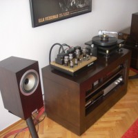 Tannoy, İskoçya kökenli bir firma. İlk olarak Londra’da 1926 yılında Tulsemere Manufacturing Company adı altında kurulan firma daha sonraki yıllarda İskoçya’da Coatbridge kentindeki merkezine taşındı. 2000′lerde firma el değiştirerek TC Group bünyesine girdi. Tannoy ismi tantalum bir alaşımdan gelir. Firma kendi bulduğu bu malzemeyi elektrolitik rektifiyer olarak kullanmıştır. Bu malzemeyi...