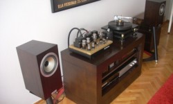 Tannoy Revolution DC6 Bölüm I Tannoy, İskoçya kökenli bir firma. İlk olarak Londra’da 1926 yılında Tulsemere Manufacturing Company adı altında kurulan firma daha sonraki yıllarda İskoçya’da Coatbridge kentindeki merkezine taşındı. 2000′lerde firma el değiştirerek TC Group bünyesine girdi. Tannoy ismi tantalum bir alaşımdan gelir. Firma kendi bulduğu bu malzemeyi elektrolitik rektifiyer olarak kullanmıştır. Bu malzemeyi...