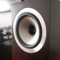 İlk Sayfaya Ulaşmak İçin Tıklayınız İlk olarak TEAC CR-H500NT ile dinletilerime başladım. Daha ilk notalardan itibaren Revolution DC6′nın farklı bir hoparlör olduğunu anlıyorsunuz. Koaksiyel sürücüler kendisine çok özgü bir sahneye sahiptir, DC6 içinde aynı şeyi söyleyebilirim. Bazı kurulumlarda -özellikle kule tipi hoparlörlerin çok küçük odalarda kullanıldığı durumlarda- hoparlörlerin sürücülerini ayrı...