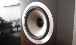Tannoy Revolution DC6 Bölüm II İlk Sayfaya Ulaşmak İçin Tıklayınız İlk olarak TEAC CR-H500NT ile dinletilerime başladım. Daha ilk notalardan itibaren Revolution DC6′nın farklı bir hoparlör olduğunu anlıyorsunuz. Koaksiyel sürücüler kendisine çok özgü bir sahneye sahiptir, DC6 içinde aynı şeyi söyleyebilirim. Bazı kurulumlarda -özellikle kule tipi hoparlörlerin çok küçük odalarda kullanıldığı durumlarda- hoparlörlerin sürücülerini ayrı...