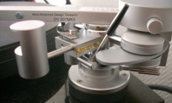 Dynavector DV 507 MkII Bölüm I Son yılların en çok ilgi çeken pikap kollarından bir tanesi ile alakalı izlenimlerimi sizlerle paylaşmak istiyorum. Dynavector DV 507, ilk kez 1984 yılında üretildi. Firma ilerleyen dönemlerde pikap kolunu geliştirerek ikinci versiyonunu piyasaya sürdü. Son birkaç haftadır Ereshkigal pikabımın üzerinde DV507′nin son versiyonu MkII modelini kullanıyorum. DV 507, çift eksenli...