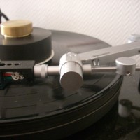 &nbsp; İkinci Bölüme Ulaşmak İçin Tıklayınız &nbsp; Kendi evimdeki dinletiler için referans olarak bazı kayıtlar seçtim. Bunlardan ilki dinlemeye doyamadığım Jeff Buckley’in Grace albümü. Music On Vinyl (MOV) tarafından yapılan 180gr baskısı son derece başarılı. Buckley, 1990′ların başındaki New York günlerinde Gary Lucas ile işbirliği ile “Grace” ve “Mojo Pin”...
