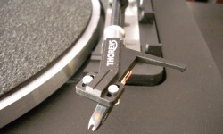 Thorens TD 190-2 Bölüm II Birinci Bölüme Ulaşmak İçin Tıklayınız Ortofon OM-10 ile donatılan TD 190-2 modelinin 78 devirlik Shellac plakları çalabildiğini söylemiştim. Ancak bunun için ayrı bir kafa kullanmak lazım. Eğer böyle bir düşünceniz var ise OM-10 Mono kafa alarak hayatınızı kolaylaştırabilirsiniz. Türkiye’de 35 Euro’luk fiyat etiketine sahip olan mono kafayı alınca çok basit...
