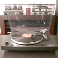Bu sayımızda Thorens’in Türkiye pazarında en çok satılan pikaplarından bir tanesi olan TD-190 modelini mercek altına almak istiyorum. Geçtiğimiz sene yayınladığım Thorens Mini yazısında kısaca firmanın geçmişinden bahsetmiştim. Yine kısaca üzerinden geçeyim, 1883 yılında Hermann Thorens tarafından kurulan firma ilk önce müzik kutuları yapmaya başladı. 1903 yılında müzik kutularının ardından...