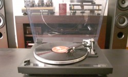 Thorens TD 190-2 Bölüm I Bu sayımızda Thorens’in Türkiye pazarında en çok satılan pikaplarından bir tanesi olan TD-190 modelini mercek altına almak istiyorum. Geçtiğimiz sene yayınladığım Thorens Mini yazısında kısaca firmanın geçmişinden bahsetmiştim. Yine kısaca üzerinden geçeyim, 1883 yılında Hermann Thorens tarafından kurulan firma ilk önce müzik kutuları yapmaya başladı. 1903 yılında müzik kutularının ardından...