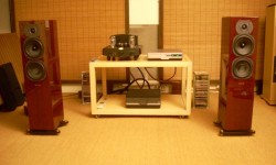 EKCO VE55SE Bölüm I EKCO VE55SE ülkemizde vakum tüplü hifi pazarına giren en yeni ürünlerden bir tanesi hatta belki de en yeni ürün. Entegre yapıdaki amplifikatörü ülkemize ilk ithal edildiği dönemde dinleme fırsatım olmuştu. Aradan geçen zaman içerisinde araya evlilik gibi olaylar girince ve dolayısıyla Stereo Mecmuası’nın yeni sayısı gecikince amplifikatörü yeniden dinlemek üzere...
