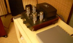 EKCO VE55SE Bölüm II İlk Sayfaya Ulaşmak İçin Tıklayınız Amplinin bir ilginç özelliği cihazı kapatmadan triyod ve ultra linear seçimi yapabilmeniz. Triyod modunda daha sıcak bir ses elde ediyorsunuz ancak daha az güç elde ediliyor, ultra linear modunda güç fark edilir derece de yükseliyor. Bu meraklılara farklı tatlara göre farklı seçimler yapabilmeyi sağlıyor. Örneğin...