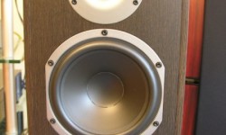 Cabasse MT-30 Antigua Cabasse’ın 7-8 yıldır çıkardığı fiyat performans dengesi açısından en çok sattığı hoparlör. Eski nesil sayılabilecek Dom 36–HPP0445 tiz sürücü ve 17TD15-HPP0451 bas-mid sürücüsü yer alıyor. Cabasse standartlarına göre ucuz sayılabilecek CNC MDF işçiliği tam anlamıyla bir bant ürünü. Kutu içi akustik paneller yok, düz. Elyafla yalıtılmış iç yapı belli ki...