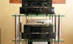Melody Astro Black 50 ve Mystere IA21 Bölüm I İlk Melody amplifikatörle karşılaştığım zaman aklıma hemen “Steinway” piyanolar gelmişti..Aslında “Steinway” amplifikatör yapsa ancak bu kadar eşleşmiş bir kalite ve güzellikte piyasaya sürülebilirdi. Mükemmel ambalaj içerisinden amplifikatörü dikkatle çıkarırken ürünle birlikte verilen beyaz eldivenler bir amplifikatörden ziyade mücevher çıkaracaksınız izlenimini uyandırıyordu. Masamın üzerinde ışıklar altında acı siyah lake boyanın altında...