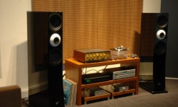 Cabasse Pacific 3 Bölüm I 26 Şubat Cumartesi günü Mavi Hifi’yı ziyaret edip, Cabasse’ın yeni canavarı Pasific 3 kolonlarını test etmek istedim. Mavi Hifi’dan Erman Beyi arayıp Stereo Mecmuası için bir test yazısı yazmak istediğimi ve mümkünse uygun bileşenlerle test için ayarlama yapabilirler mi diye sordum. Sağolsunlar ilgilendiler ve altta detayını verdiğim güzel bir bileşenler...