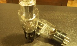 2A3 Tube Rolling Coşkusu! Bölüm IV Üçüncü Bölüme Ulaşmak İçin Tıklayınız Son olarak elime yeni ulaşan 2A3 ise RCA CRC-2A3. Zaten tube rolling coskusunun başlamasına sebep olan tüp bu! Tabanındaki yazılar dahil her şey rahatlıkla okunabildiği için üretim tarihini ve ayrıntıları daha kolay öğrenebiliyoruz. CRC kodu RCA’in askeri sınıf (military grade) spesifikasyonu için kullandığı bir kod....