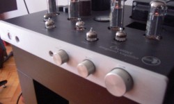 Rogue Audio Cronus Entegre Amplifikatör Bölüm II İkinci Sayfaya Ulaşmak İçin Tıklayın Amplinin üzerinde dikkat çeken bir diğer şey devasa büyüklükteki transformatörler. Ana trafo gerçekten devasa boyutlarda aynı şekilde çıkış trafoları da inanılmaz büyük. Bu trafoların büyüklüğünü gizlemek için onlarda gövdenin içerisine gömülmüşler. Ampli inceltilince büyük kapasitörler içeri sığmayınca onlar içinde özel bir yuva hazırlanmış ve bu...