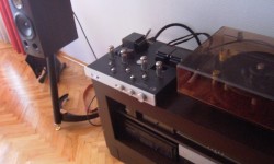 Rogue Audio Cronus Entegre Amplifikatör Bölüm I Bazı hifi markaları vardır, bir pazarda şansları bir türlü tutmaz. Ülkemizdeki hifi pazarında da bu tarz bahtsız markalar var ne yazık ki. Bugün sizlere o markalardan bir tanesinden bahsedeceğim; Rogue Audio. Rogue Audio bildiğim kadarı iki kez ülkemizde raflarda boy gösterdi. İlk boy gösterişinin hikayesini tam olarak bildiğimi söyleyemeyeceğim. Ancak...