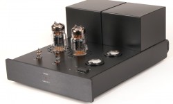 SET Amplifikatörlere Teknik Bakış (Giriş) Single Ended Triode (SET) amplifikatörler 50 yıldan daha fazla bir süredir üretilmekteler. Hatta geçen sayımızı hatırlarsanız ilk amplifikasyon cihazı ve tasarımcısı Lee De Forest’ten bahsetmiştik. Her ne kadar bunlar basit yapılar olsa da, bir şekilde Triode’lar bir asrını doldurmuştur. Bildiğimiz anlamda amplifikatörler 2. Dünya Savaşının hemen ardından bir çok ülkede...