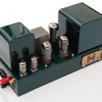 Single Ended Triode’ların Tarihçesine Kişisel Bir Bakış Bölüm V Merhabalar, Single Ended Triode’ların tarihine kişisel bir bakış yazı dizisinde geçtiğimiz ay 1950′lerin İngiltere’sine bir bakış atmıştık. Sanırım geçen ay Single Ended’lardan ziyade push-pull tasarımlardan bahsettiğimizin farkına varmışsınızdır. Yazmakta olduğum yazı dizisi zaman içerisinde özellikle okuyucularımızdan gelen eleştiriler ile lambalı amplifikatörlerin tarihçesi ve gelişimine bakış attığımız bir yazı dizisi haline...
