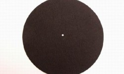 Plak Altlıkları (Mat) Hakkında Plak altlığı, üzerine konan plak ve altındaki pikap platosu arasında sıkı bir tutuş sağlayacak yapıda olmalı. Plak sıkıştırıcısı veya “stabilizer” gibi ürünler, eğer malzeme ve yapı açısından durum uygunsa, plağın plak altlığı üzerinde, plak altlığının da pikap platosu üzerinde kaymasını önlemek ve daha sıkı bir ilişki oluşturabilmek amacı ile kullanılabilir....