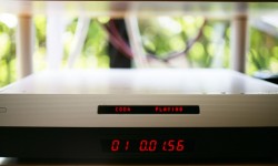 Playback Designs MPS-5 Bölüm I Hi-fi için klasikleşmiş ekipmanlardan bahsetmek mümkündür. Ama konu CD çalar olunca bu pek mümkün olmuyor! CD’nin kısa tarihçesine baktığımızda -ki bu yirmi yedi yıllık bir süreyi kapsar- ilk basıldığında büyük mutluluk yaratan bu medya, zamanla bir takım eleştirilere maruz kaldı. Mesela duygusuz, detaylı ama soğuk, uzun sure dinlenemeyen gibi. Hatta...