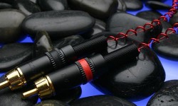AntiCables ve Paul Spetz AntiCables… Pahalı kablolara karşı olmanın verdiği bir ironiyide içinde barındıran güzel bir isim… Günümüzde pek çok firmanın gümüş- altın-rodyum-plütonyum-adimantinyum “yok artık”… karışımlarıyla ürettikleri uçuk fiyatlı hoparlör kablolarına karşı… Paul Speltz bakırdan gayet uygun fiyatlı bir kablo üretmiş… Kablonun fazla bir iddiası yok fakat kullananlar için bu böyle değil… Pek çok...