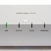 Arcam Solo rDac Cihazın öncelikle dış görünümünden başlamak gerekirse, dac oldukça kompakt bir tasarıma sahip. Kasası alüminyumdan, tabanı kauçuk/lastik benzeri bir materyalden üretilmiş. Ağırlığı 720 g. Olan rDac’ ın arka kısımda giriş ve çıkışlar, açma/kapama anahtarı ve 6v güç girişi bulunuyor. Balance çıkışa sahip değil. Üst kısma geldiğimizde 4 adet led ve metal...