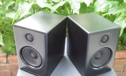 Audioengine A2 Audioengine 2002 yılında kurulmuş geçmişi çok eski olmayan bir firma. Ancak firmanın kurucuları uzun seneler Harman/Kardon, Gibson Guitar, Alesis Studio Electronics, ve Apple Computer gibi önemli firmalarda çalışmış deneyimli insanlar. 2002 yılında piyasaya sürülen A5 kendi türdaşları içerisinde son derece popüler bir hoparlör. Firma ilerleyen yıllarda A5 ile başlayan ürün...