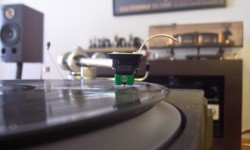 Audio Technica AT95E Audio-Technica analog severler için tanınmış bir firma. 1962 yılında Kabushiki-gaisha Odio Tekunika adı ile Japonya’nın Tokyo kentinde kurulan firma farklı alanlarda ürettiği yüksek kaliteli ürünler ile ismini kısa zamanda tüm dünyaya duyurmuştur. Ürün yelpazesi oldukça geniş olan Audio-Technica yüksek kaliteli mikrofonlar, mikserler ve kulaklıklar üretmeye devam etmektedir. Ama firmayı analog...