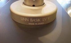 Linn Basik LVV Linn Basik LVV, firmanın özellikle Axis ve Basik serisi pikapları için tasarladığı ama sıklıkla giriş seviyesi Sondek LP12’lerde de karşımıza çıkan S shape tarzı tasarıma sahip bir koldur. Linn bir İskoç firması olmasına rağmen, Basik kollar çok uzun bir zaman Japonya’da üretilmiştir. Kol çok zarif, abartıdan uzak, tüm temel...