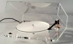 Bluenote Piccolo / B–5 İncelemesi Bluenote ilginç bir firma, ürün yelpazesi oldukça geniş olmasına rağmen, pikap ve pikap aksesuarları konusunda ciddi anlamda çeşitliliğe sahipler. Bu çeşitlilik kol, pikap ve iğne konusunda olduğu kadar aksesuarlar içinde geçerli. Bir plak temizleyici sıvı setinden tutun, tonearm kablosuna kadar keyifli bir ürün yelpazeleri var. Bluenote Piccolo firmanın giriş...
