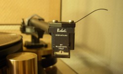 Bluenote Boboli Signature Bu sayımız analog adına gerçekten dolu dolu içeriğe sahip. Bu ay Türkiye’ye gelir gelmez kapsamlı incelemesini yayınladığımız Thorens Mini pikabın dışında yine bir ilk olarak İtalyan Bluenote firmasının Boboli Signature testini okuyacaksınız. Bu üründe Stereo Mecmuası açısından Türkiye dışından test için gönderilen ilk ürün olarak tarihe geçiyor. Fazla uzatmadan incelemeye...
