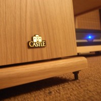 Bu sayımızda Stereo Mecmuasına ilk kez konuk olan bir markamız var; Castle. 1973 yılında İngiltere’de kurulan firma 40 seneyi aşan hayatında çok güzel ağaç kaplamalı kabinleri ile meraklıları kendisine bağlamayı başardı. Firma bir kaç kez ciddi ekonomik sorunlar yaşamış olsa da, bunlardan kurtulmayı başarmıştı. Ancak geçtiğimiz on yılda İngiliz firmalarının...