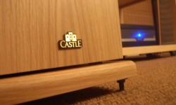 Castle Howard S3 Bölüm I Bu sayımızda Stereo Mecmuasına ilk kez konuk olan bir markamız var; Castle. 1973 yılında İngiltere’de kurulan firma 40 seneyi aşan hayatında çok güzel ağaç kaplamalı kabinleri ile meraklıları kendisine bağlamayı başardı. Firma bir kaç kez ciddi ekonomik sorunlar yaşamış olsa da, bunlardan kurtulmayı başarmıştı. Ancak geçtiğimiz on yılda İngiliz firmalarının...
