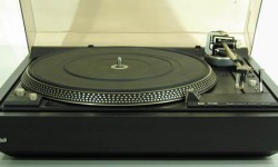 Dual 606 Pikap Teknik Özellikler Model: Dual 606 pikap Desteklediği Devir: 2 Devir 33 ve 45 Başlangıç Kontrolü: Evet Otomatik Kol Hareketi: Evet Anti-Skating Kontrolü: Evet Güç Aktarım Türü: Direct Drive Motor: Dual EDS-500 Plato: 1,4kg Devir Kontrolü: Evet % +/- 10 Kol: 4 noktadan bağlı Gimbal yapılı kol Kullanılabilecek İğneler: Standart kafa. 6,4 grama...