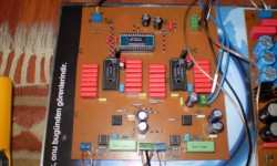 Bir Dac Macerası DIY TDA1541A DAC Bölüm III İkinci Bölüme Ulaşmak İçin Tıklayın İlk Dinletiler İlk dinletilerde ben ve ağabeyim vardı sonradan Kuyubaşı’ndaki Murat Öztin’e gittik onun dükkanında da dinleti yaptık. Açıkçası beklediğimden daha iyi bir ses duymuştum Ağabeyim ve Murat da iyi bulmuştu ama ses belirgin olarak fazla gövdeliydi ve ayrıca üstlerin roll-off olduğu fark ediliyordu. Daha...