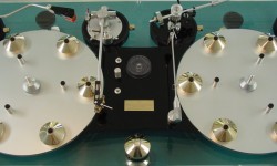Transrotor ve Cellino 25/40 Bu yazının orjinal resimlerle süslenmiş versiyonunu Stereo Mecmuası’nin 6. sayısında okuyabilirsiniz. Jochen Räke , Alman Transrotor firmasının kurucu, 1971’de Transcriptor adlı İngiliz pikap üreticisinin ürünlerini Almanya’ya ithal etmeye başlar. Zaman içinde tüm ithalatını yaptığı Transcriptor ürünlerini aynı zamanda kendi de dener ve pikap tasarımı hakkında kendi fikirlerini üretmeye başlar. Fakat...