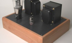 SET Amplifikatör Nedir Single Ended Triode (SET) Amplifikatörler konusuna girmeden önce, bu amplifikatör mimarisinin kalbinde yer alan vakum tüplerin gelişimi ve yapısından bahsetmek gerekir. Basit anlamda Triode lamba, insanlık tarihinde üretilmiş “ilk” elektriksel yükseltme özelliğine sahip elektronik yapıdır. Ortaya çıkışı 1900′lü yılların başına rastlar. Bir çok kişi için elektronik çağının başlamasında etkisi olan...