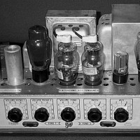 Single Ended Triode’ların Tarihçesine Kişisel bir Bakış Bölüm VII Gördüğünüz gibi 1930′larda İtalyan audio ve hifi üretimini destekleyecek vakum tüp ve ekipman üretimini kapsayan endüstri kurulmuş durumdaydı. Aynı şekilde 1940′lardan itibaren hızlı bir şekilde yabancı audio dergilerin İtalyanca basımları ve özgün İtalyan yayınları da ortaya çıkmaya başlamıştı. İlk önce basit vakum tüp şemaları ardından ise amplifikatör devreleri içeren yayınlar...