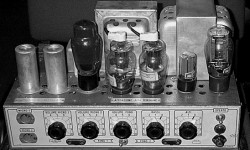 Single Ended Triode’ların Tarihçesine Kişisel bir Bakış Bölüm VII Gördüğünüz gibi 1930′larda İtalyan audio ve hifi üretimini destekleyecek vakum tüp ve ekipman üretimini kapsayan endüstri kurulmuş durumdaydı. Aynı şekilde 1940′lardan itibaren hızlı bir şekilde yabancı audio dergilerin İtalyanca basımları ve özgün İtalyan yayınları da ortaya çıkmaya başlamıştı. İlk önce basit vakum tüp şemaları ardından ise amplifikatör devreleri içeren yayınlar...