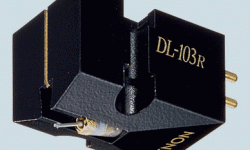 Denon DL103 vs DL103R Denon firmasının analog-severlere bundan neredeyse 40 yıl öncesinde hediye ettiği bir üründür DL-103 iğne. O günden bugüne kesintisiz şekilde üretimi süren iğnenin seneler içerisinde çok sayıda varyasyonu üretildi. Bu varyasyonlardan en sevilen ve sıklıkla kullanılanı ise hiç şüphe yok ki DL-103R’dir. 1960’larda ortaya çıkan Denon DL-103 ailesinin en uzun...