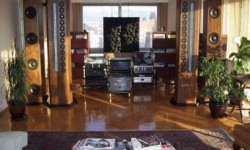 Acoustic System Resonators Bahsedeceğim akıl almaz ve esrarengiz olaylar, 2007 senesinin bir bahar akşamında başladı…Esasında, görünüşe göre sıradan bir gündü. O akşam, daha önce de sık sık yaptığımız gibi, birkaç müziksever ahbap sevgili Bruno’nun (1) evinde müzik dinlemeye davetliydik. Bunu daha önce de birkaç kere yapmış olduğumdan, müzik sistemini biliyordum ve tınısına da...